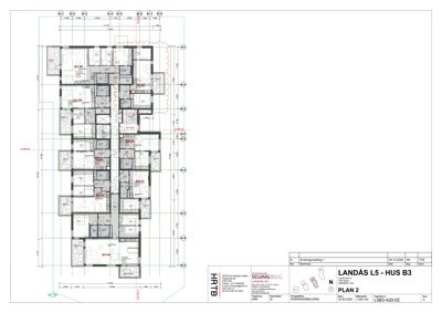 Etasjeplan (PLAN 2) som viser romfordeling, veggposisjon og mål for en bygning.