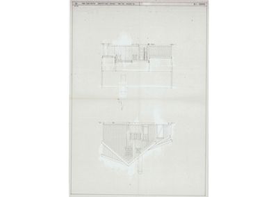 Snittegning som viser bygningens indre oppbygning, romfordeling og takkonstruksjon sett fra siden.