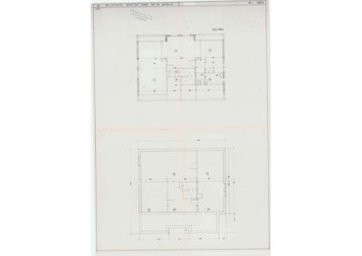 Plantegning som viser romfordeling, dører og veggkonfigurasjon for en etasje.