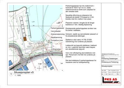Situasjonsplan som viser plassering av bygninger, veier og parkeringsplasser i forhold til omgivelsene.