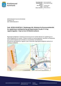 Situasjonsplan som viser tomtens beliggenhet, nabolag og parkeringsplasser i forhold til veier og vann.