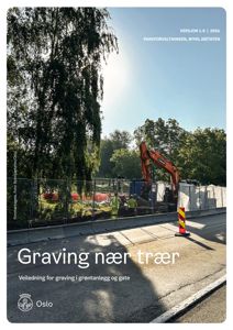 Fotografi av en bygge- eller anleggsarbeidsplass med graving nær trær, inkludert maskin og personell.