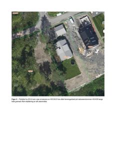 Flyfoto av eiendom med overlagte grenser og eiendomsnummer, som viser terrengforhold og naboeiendom.