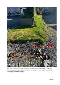 Fotografi av en grensepinne på en tomt med målestokk og markeringer for å vise grensefeil.