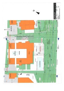 Situasjonsplan som viser bygningens plassering på tomten i forhold til naboeiendommer og veier.