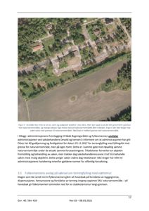 Luftfoto av et landbruksområde med en vei og en grøft langs grensen til et naturvernomsråde.