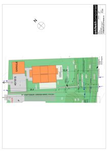 Situasjonsplan som viser tomtens grenser, bygningers plassering (garasje, hus), vegger, stitemurer og orientering.