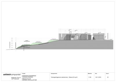 Snittegning som viser terrengendring og bygningens høyde i forhold til terrenget.