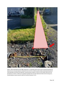 Fotografi av en grensepinne på en grusvei med en tegnet markering overlagt.