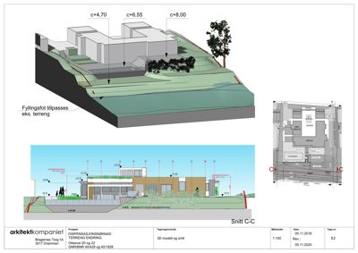 Bildet viser en snittegning (Snitt C-C) av en bygning med terrengforhold, samt en 3D-modell og en situasjonsplan. Det illustrerer bygningens tverrsnitt i forhold til terrenget.