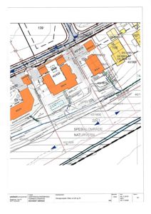 Situasjonsplan som viser tomt, bygninger, veier og arealbruk i et byområde.