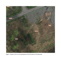 Flyfoto av ei tomt med grønt og steinmasser, med overlagte grønne linjer som markerer eiendomsgrenser.