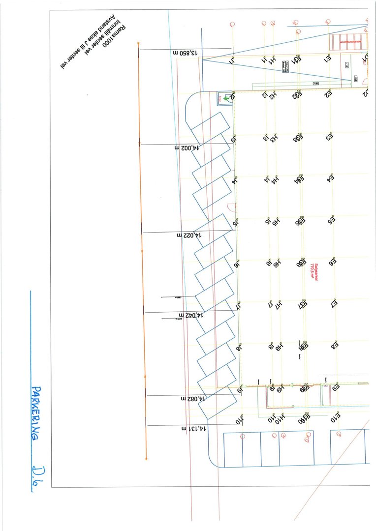 Situasjonsplan som viser parkeringsplasser (E1-E10, J1-J10) med angitte mål og avstander til vei.