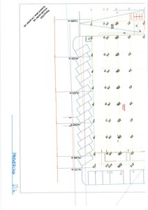 Situasjonsplan som viser parkeringsplasser (E1-E10, J1-J10) med angitte mål og avstander til vei.