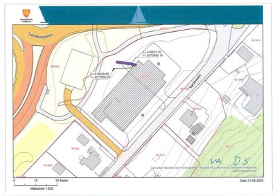 Situasjonsplan som viser tomt, veier, nabobebyggelse og koordinater for en planlagt bygning.