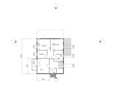 Etasjeplan med romfordeling (stue, soverom, bad), dører, trapp og mål på en bygning.