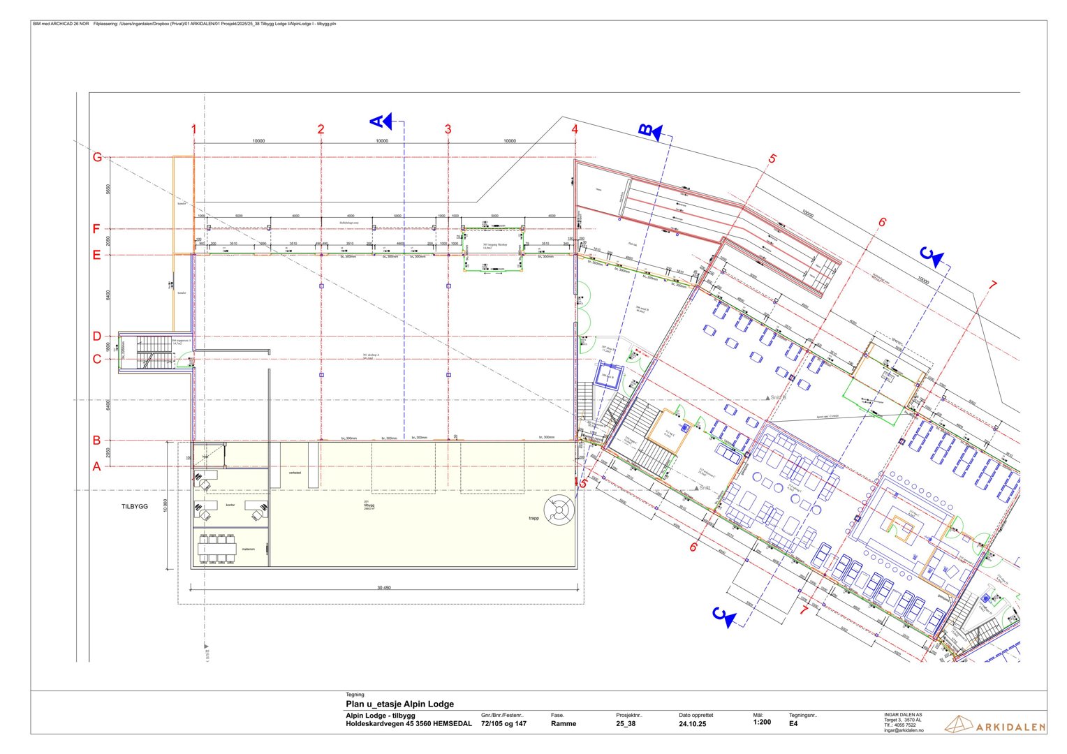 Etasjeplan (1. etasje) for 'Alpin Lodge' med romfordeling, vegglinjer og dimensjoner.