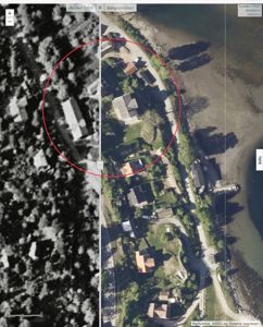 Bildet viser en sammenligning av to kartlag: et historisk flyfoto fra 1954 (venstre) og et moderne satellittbilde (høyre). Begge viser et boligområde ved vannet med en bygning markert med en rød sirkel.