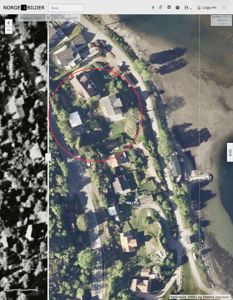 Satellittbilde (kart) som viser et nabolag med hus og natur, inkludert en historisk flyfoto fra 1954 for sammenligning.