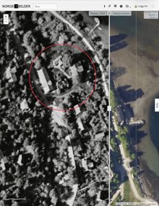 Flyfoto fra 1954 (venstre) og bakgrunnskart (høyre) som viser bygningens plassering i forhold til omgivelser, veier og vann.