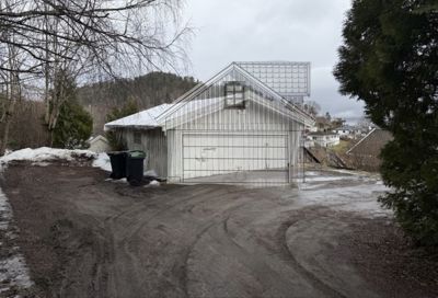 Fotografi av en garasje med overlagte tegning over fasaden.