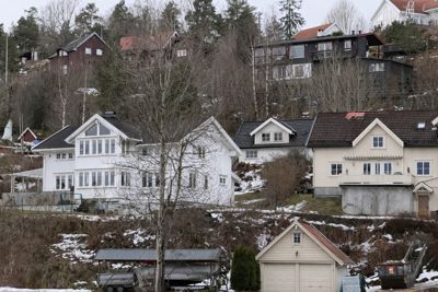 Fotografi av en rekke hus på en skråning, sett fra et lavere nivå.