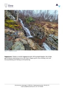 Fotografi av en vannfall (fugldam) på østsiden av et område, inkludert en steinmur og rustne stenger.