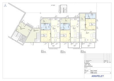 Plantegning av første etasje (Plan 1 etasje) som viser romfordeling, arealer og plassering av trapper og innganger.