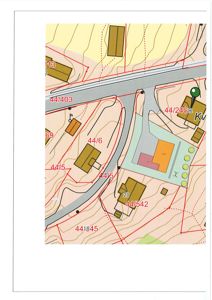 Situasjonsplan som viser tomtene (med arealnummer), bygninger, veier og terrengforhold i et område.