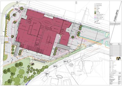 Situasjonsplan som viser bygningens plassering på tomten, omgivende beplantning, veier, parkeringsplasser og terrengforhold.