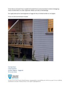 Fotografi av en terrasse med tretrapper og en lysgrav ved siden av en hvit fasade.