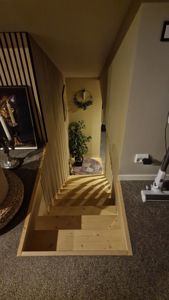 Fotografi av en trapp i et hus, sett fra toppen nedover.