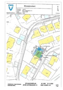 Situasjonsplan som viser bygningens plassering i forhold til nabolag, veier og tomtegrenser.
