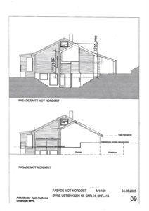 Tegning som viser fasade og snitt mot nordøst for en bygning, inkludert høydemål og konstruksjonsdetaljer.