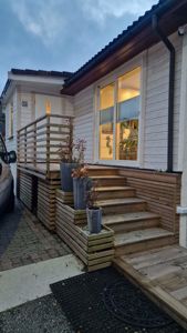 Fotografi av en eksisterende eller ferdigstilt bygning, som viser fasaden, trapp opp til inngang og etasjehøyde.