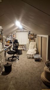 Fotografi av et innredet soverom eller kontorrom med skrå tak.