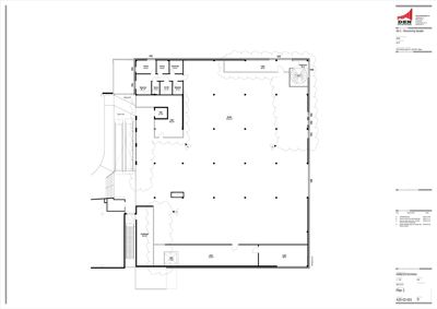 Etasjeplan (Plan 2) som viser romfordeling, vegger, dører og utvendig beplantning for et bygg.