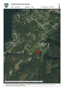 Situasjonskart (flyfoto) som viser eiendommen og omgivelsene med veier og nabolag.