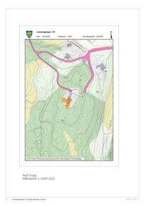 Situasjonsplan som viser tomtens plassering i forhold til omgivelsene, inkludert høydeforhold (konturlinjer), vei og nabolag.