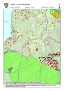Kartutsnitt fra Norkart AS som viser topografi, vegnett og bebyggelse i et område, med en markert tomt (rød sirkel).