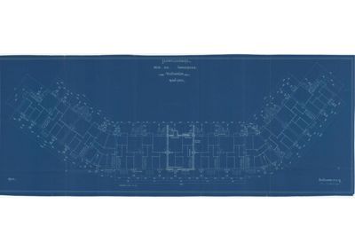 Etasjeplan (1. etasje) for en bygning med flere leiligheter, inkludert romfordeling, dører, vinduer og tekniske installasjoner.