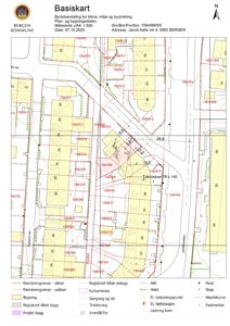 Basiskart (situasjonsplan) som viser eiendomsgrenser, bygninger, veier og infrastruktur for en tomt i Bergen.