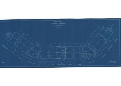 Etasjeplan (1. etasje) for en bygning med flere leiligheter, med romfordeling, dører og tekniske mål.