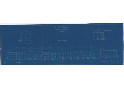 Fasadetegning som viser fronten på en bygning med vinduer, dører og arkitektoniske detaljer.