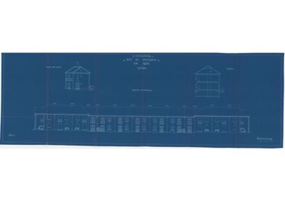 Fasadetegning som viser bygningens utseende fra front og side, inkludert vinduer, dører og takform.