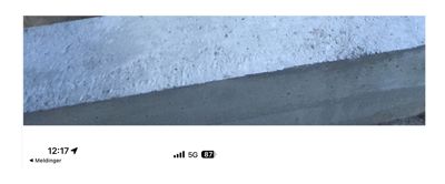 Fotografi av en betongkonstruksjon, sannsynligvis en kant eller en del av en grunnmur.