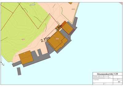 Situasjonskart som viser tomtens form, terrengforhold (konturlinjer), og plassering av bygninger i forhold til kystlinjen.
