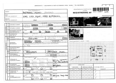 Et ark fra en registreringsskjema for faste kulturminner som inneholder tre små fotografier av en bygning (bustadhus) og en håndteget situasjonsplan.
