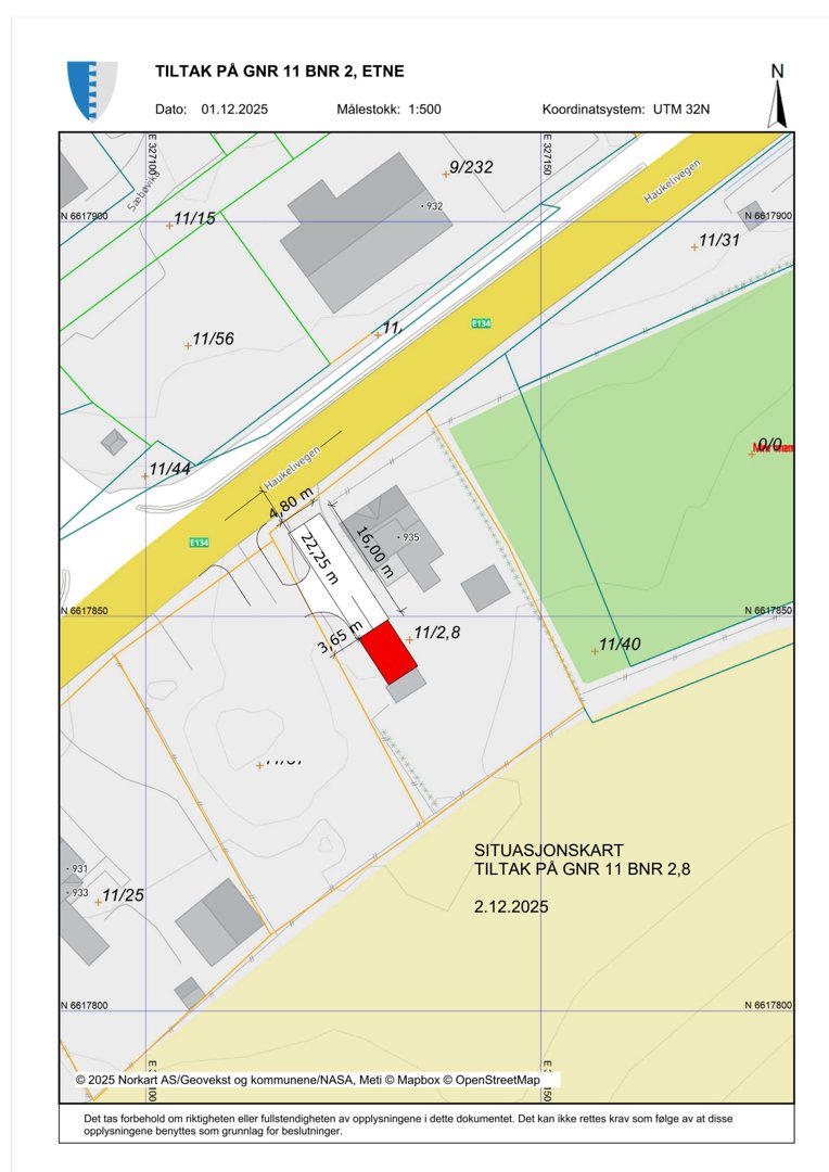 Situasjonskart som viser tomtens plassering i forhold til nabolag, veier og eiendelsnummer.