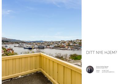 Fotografi av utsikt fra en terrasse eller balkong over et havneområde og by.